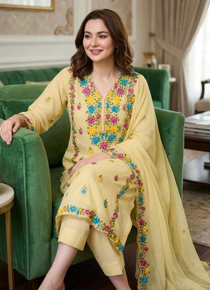 ✨ Fancy Collection 5-Piece Crinkle Chiffon Embroidered Suit with Matching Khussa & Clutch (Copy)